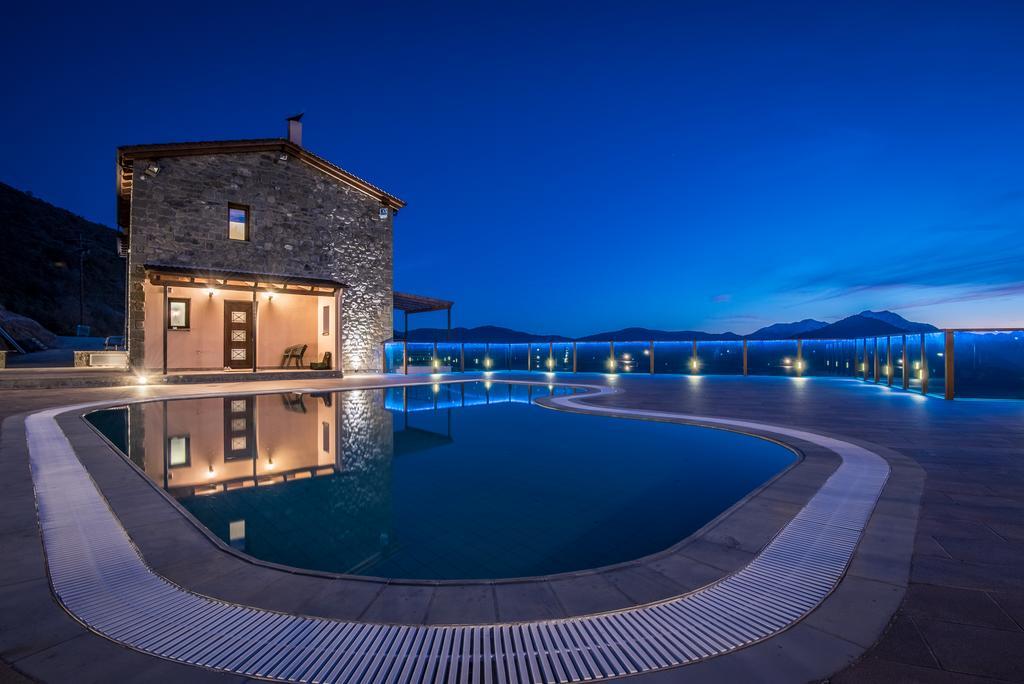 The View Village - Villas Suites & Spa Karpeníszi Kültér fotó