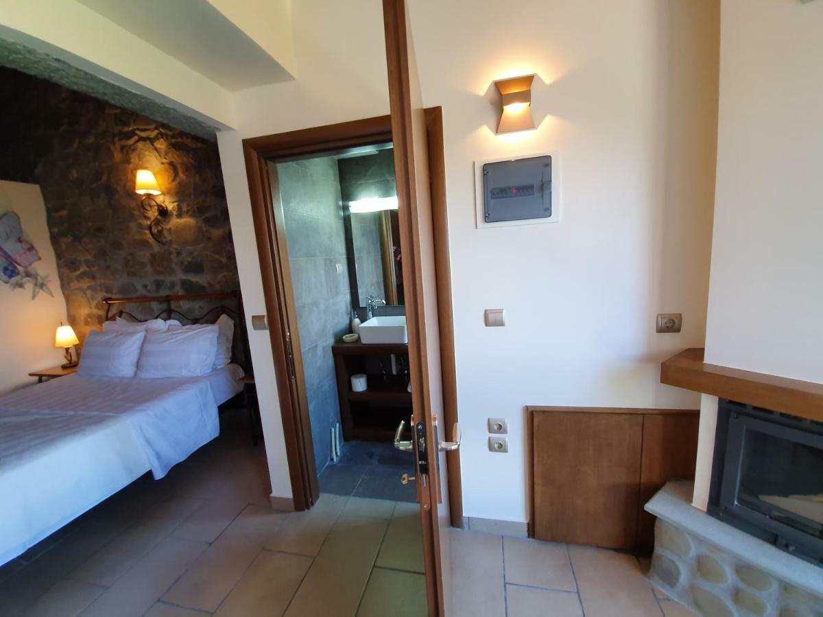 The View Village - Villas Suites & Spa Karpeníszi Kültér fotó