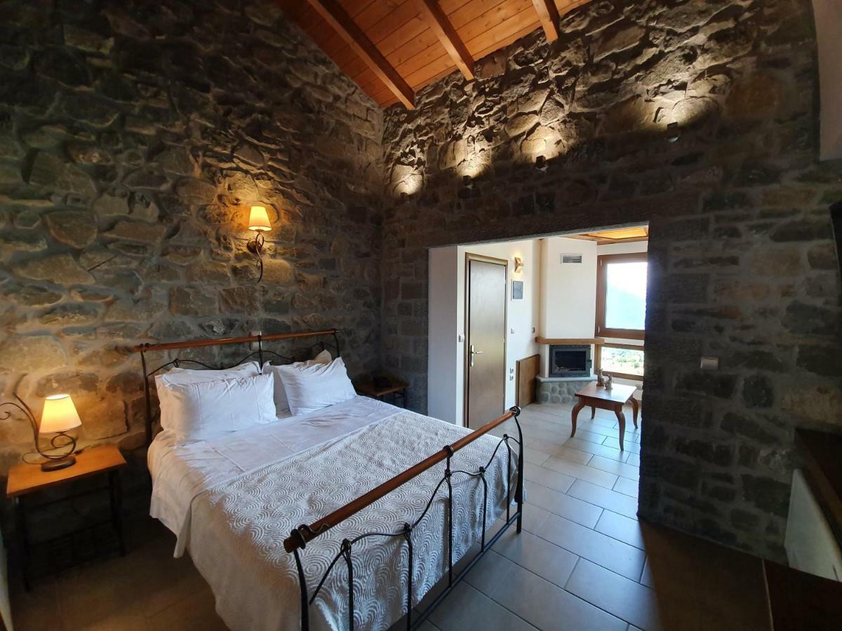 The View Village - Villas Suites & Spa Karpeníszi Kültér fotó
